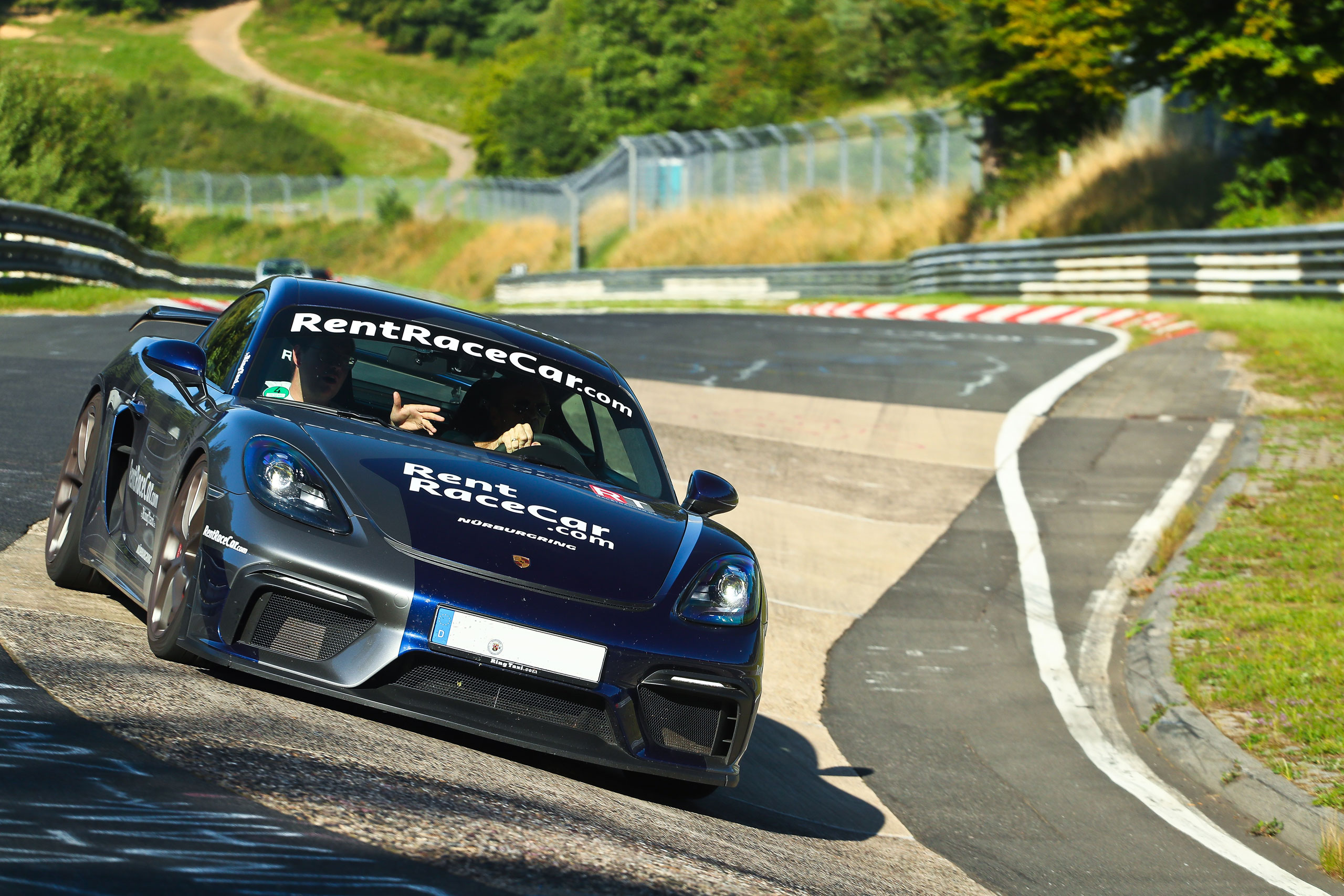 Porsche 718 Cayman GT4 in Kurve